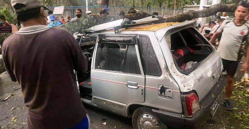 पोखरामा हावाहुरी चल्दा रुख ढल्यो, दुई जना घाइते, सवारीमा क्षती तस्बिरः सुरज श्रेष्ठ