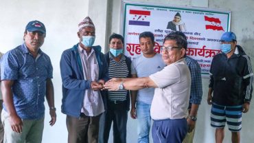 अन्नपूर्ण गाँउपालिकाका बाढी पहिरो पिडितलाई तरुण दलको आर्थिक सहयोग