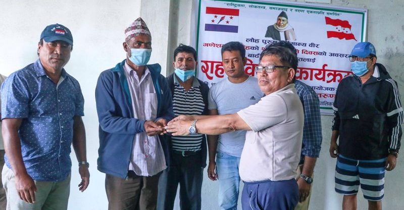 अन्नपूर्ण गाँउपालिकाका बाढी पहिरो पिडितलाई तरुण दलको आर्थिक सहयोग