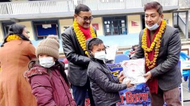 युनाईटेड क्लवद्धारा ताङतिङका ५३ विद्यार्थीलाई न्यानो कपडा वितरण